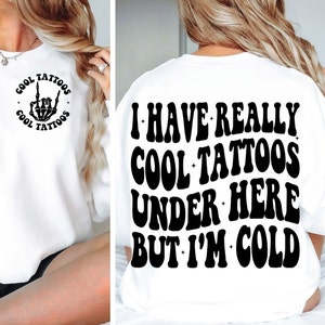 Tengo tatuajes realmente geniales aquí abajo pero tengo frío Svg & Png, Tatuajes Svg, Archivo de corte Svg, Humor adulto Png, Camisa de moda Svg, Svg de moda