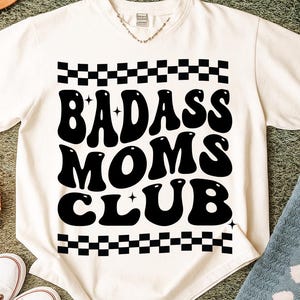 Badass Moms Club in formato SVG e PNG, design divertente per la mamma in formato SVG, design retrò per la festa della mamma, citazione sarcastica sulla mamma, citazione sulla vita da mamma, regali per la mamma in formato PNG