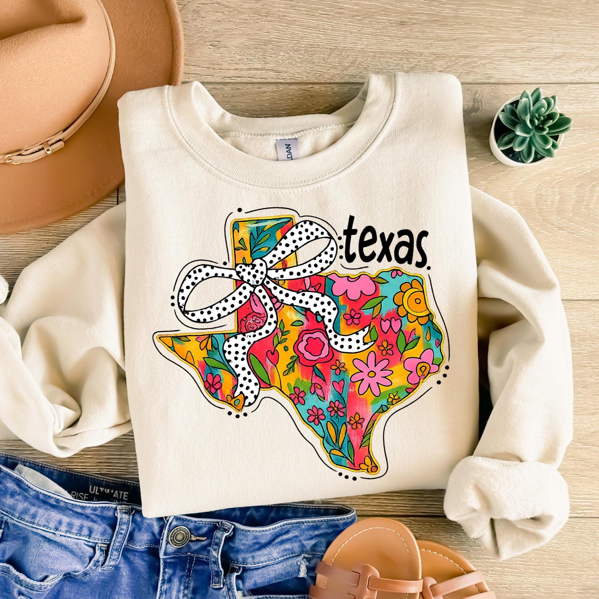 Coquete Floral Texas PNG, Pincelada Texas PNG, Estado Americano PNG, Design de Camisa Feminina, Laço Coquete Texas, Bandeira do Texas Preppy PNG