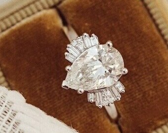 Anello di fidanzamento in Moissanite incolore con taglio a pera da 1,5 CT, Anello nuziale con diamanti a grappolo a baguette e taglio rotondo, Regalo per l'anniversario, Anello di promessa