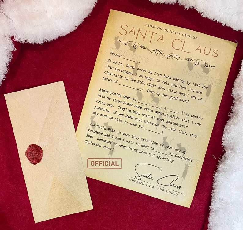 Op de afbeelding: Een vintage brief van de Kerstman, met de tekst "FROM THE OFFICIAL DESK OF SANTA CLAUS." De brief staat op verouderd papier, met een envelop met zegel. De brief staat op een rode achtergrond met witte rand.