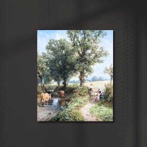 Könnte beinhalten: Gerahmtes Landschaftsgemälde, das eine ländliche Szene mit Kühen in einem Bach, Bäumen und Figuren in der Nähe eines Weges zeigt. Das Kunstwerk hat einen naturalistischen Stil mit sanften Farben und detaillierten Pinselstrichen.