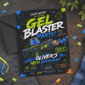 Può includere: Un biglietto d'invito nero con la scritta "GEL BLASTER PARTY!" e una grafica di una pistola gel blaster. L'invito è per il 10° compleanno di Oliver, con i dettagli dell'evento, data, ora e luogo.