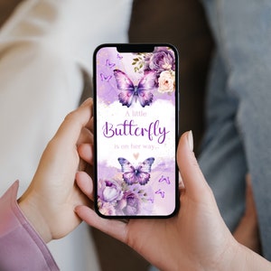 Może przedstawiać: Fioletowy i biały ekran smartfona z akwarelowym tłem przedstawiającym motyle i kwiaty. Tekst na ekranie brzmi "A little Butterfly is on her way..."