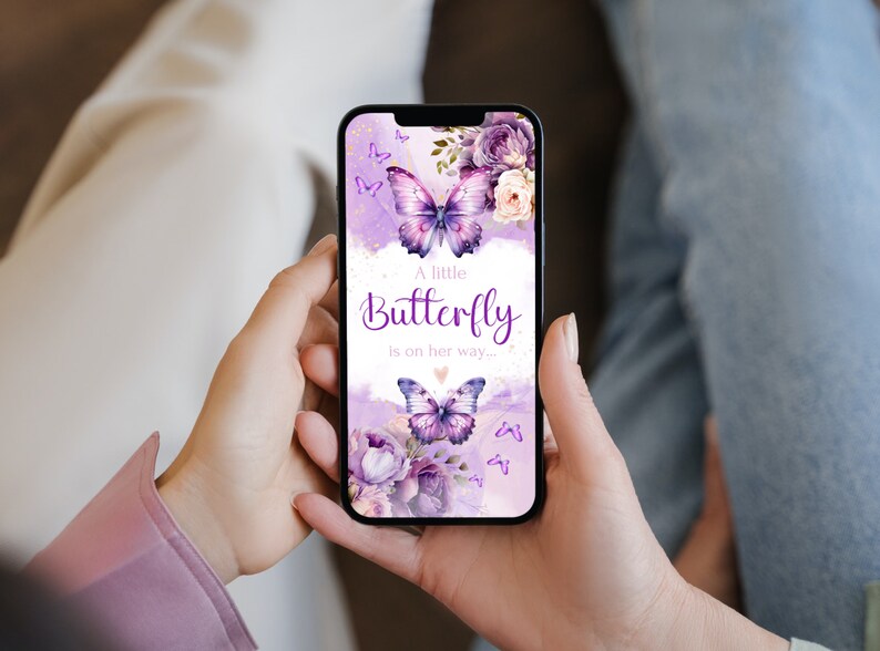 Może przedstawiać: Fioletowy i biały ekran smartfona z akwarelowym tłem przedstawiającym motyle i kwiaty. Tekst na ekranie brzmi "A little Butterfly is on her way..."
