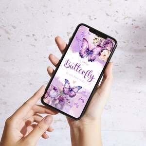 Może przedstawiać: Fioletowy i biały ekran smartfona z akwarelowym wzorem motyli i kwiat&oacute;w. Tekst na ekranie brzmi "A little Butterfly is on her way."