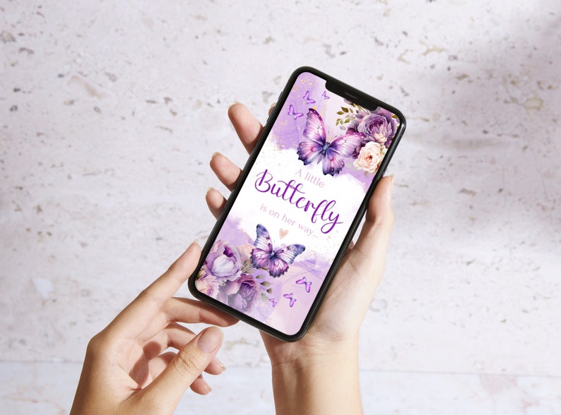 Może przedstawiać: Fioletowy i biały ekran smartfona z akwarelowym wzorem motyli i kwiat&oacute;w. Tekst na ekranie brzmi "A little Butterfly is on her way."