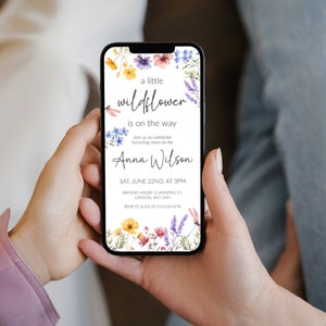 Puede incluir: Una invitaci&oacute;n digital en la pantalla de un tel&eacute;fono inteligente con un borde floral. El texto dice "a little wildflower is on the way. Join us to celebrate honoring mom to be Anna Wilson. Sat, June 22nd, at 3pm. Birthday House 12 Amazing St. London, W1T 2NH. RSVP to Alice at 07412345678."