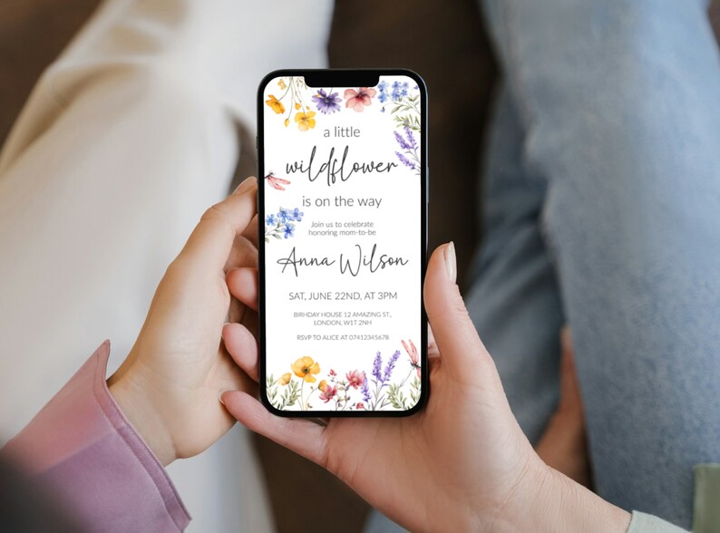 Puede incluir: Una invitaci&oacute;n digital en la pantalla de un tel&eacute;fono inteligente con un borde floral. El texto dice "a little wildflower is on the way. Join us to celebrate honoring mom to be Anna Wilson. Sat, June 22nd, at 3pm. Birthday House 12 Amazing St. London, W1T 2NH. RSVP to Alice at 07412345678."