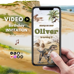 Puede incluir: Una invitación de video digital para una fiesta de cumpleaños con temática de dinosaurios. La invitación presenta un dinosaurio verde con globos marrones, una palmera y el texto "stomp on over Oliver is turning 2!"