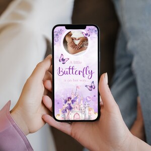 Może przedstawiać: Smartfon wyświetlający ogłoszenie o narodzinach dziecka w fioletowo-białym kolorze. Ogłoszenie brzmi "A little Butterfly is on her way..." i zawiera zdjęcie brzucha kobiety w ciąży z motylami i zamkiem.