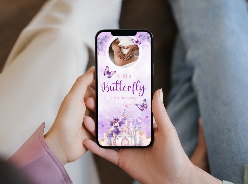 Może przedstawiać: Smartfon wyświetlający ogłoszenie o narodzinach dziecka w fioletowo-białym kolorze. Ogłoszenie brzmi "A little Butterfly is on her way..." i zawiera zdjęcie brzucha kobiety w ciąży z motylami i zamkiem.