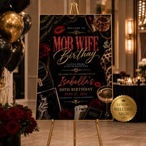 Könnte beinhalten: Ein schwarzes Willkommensschild auf einer goldenen Staffelei mit rotem Glitzertext MOB WIFE BIRTHAY, Isabella's 30th Birthday und June 27, 2026. Das Design zeigt Grafiken von roten Rosen, einem Lippenstift, einem Champagnerglas, Spielkarten und Leopardenmuster.
