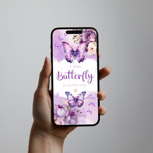 Może przedstawiać: Fioletowy i biały ekran telefonu z akwarelowym tłem i motylami. Tekst na ekranie brzmi "A little Butterfly is on her way..."