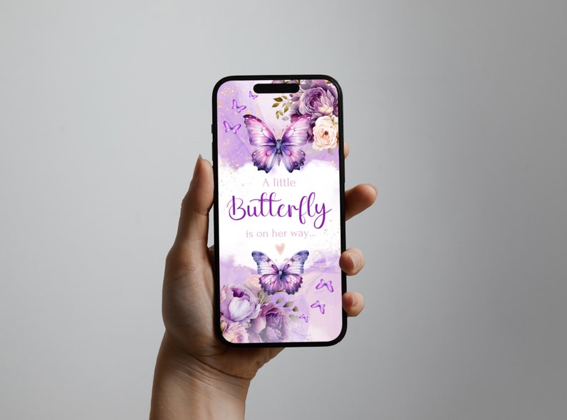 Może przedstawiać: Fioletowy i biały ekran telefonu z akwarelowym tłem i motylami. Tekst na ekranie brzmi "A little Butterfly is on her way..."