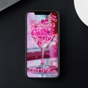 Op de afbeelding: Een smartphone toont een roze afbeelding voor Galentine's Girls Night. Het ontwerp toont een martiniglas met de tekst "Galentine's Girls Night" in roze glitter, harten en de naam "Elisa Wilson".