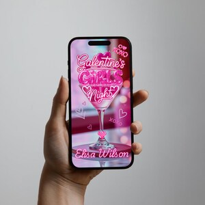Op de afbeelding: Een smartphone toont een roze afbeelding voor een Galentine's Girls Night. Het ontwerp bevat een martini glas gevuld met roze glitter en de tekst "Galentine's Girls Night" in een sierlijk lettertype. De naam "Elisa Wilson" wordt ook weergegeven.