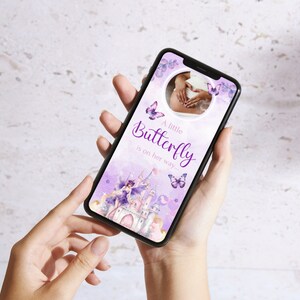 Może przedstawiać: Fioletowy i biały ekran telefonu z ogłoszeniem o ciąży. Tekst brzmi "A little Butterfly is on her way..." ze zdjęciem brzucha kobiety w ciąży w tle. Obraz jest otoczony motylami i zamkiem z bajki.