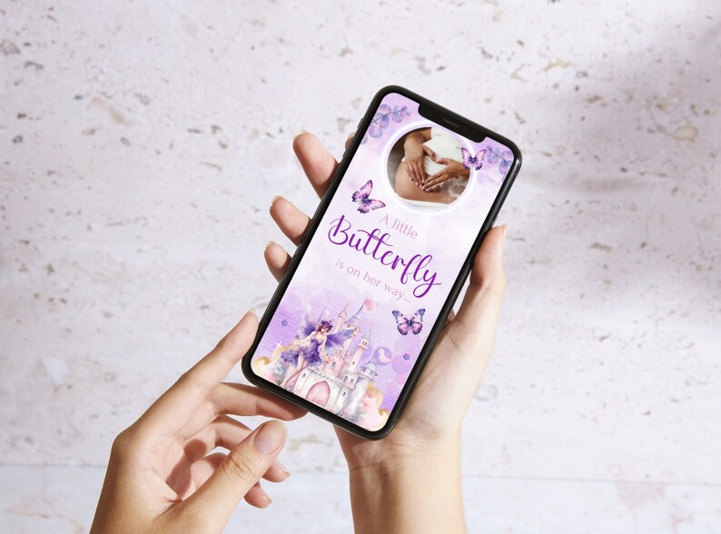 Może przedstawiać: Fioletowy i biały ekran telefonu z ogłoszeniem o ciąży. Tekst brzmi "A little Butterfly is on her way..." ze zdjęciem brzucha kobiety w ciąży w tle. Obraz jest otoczony motylami i zamkiem z bajki.
