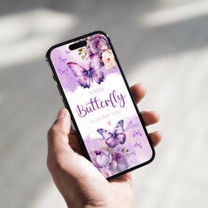 Może przedstawiać: Futroł na telefon w kolorze fioletowym i białym z akwarelowym wzorem motyli i kwiat&oacute;w. Na etui nadrukowany jest tekst "A little Butterfly is on her way..."