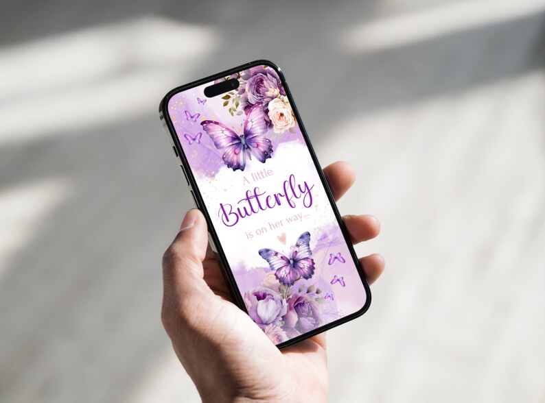 Może przedstawiać: Futroł na telefon w kolorze fioletowym i białym z akwarelowym wzorem motyli i kwiat&oacute;w. Na etui nadrukowany jest tekst "A little Butterfly is on her way..."