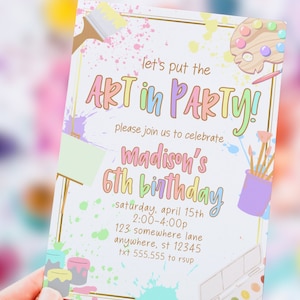 以下が含まれることがあります： 「アート・イン・パーティー！」をテーマにした、6歳の誕生日パーティーのカラフルな招待状。招待状には、絵の具の飛沫、筆、絵の具パレットが描かれています。招待状のテキストには、「アートをパーティーにしよう！」と書いてあり、誕生日を迎える女の子の名前、日付、時間、場所が記載されています。