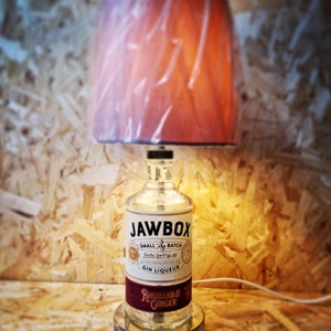 Lampada a forma di bottiglia di gin Jawbox