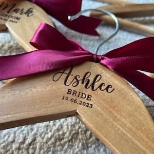 Percha de madera grabada personalizada para boda, regalo para damas de honor