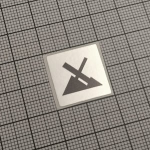 Könnte beinhalten: Ein kleiner, quadratischer Aufkleber mit weißem Hintergrund und einer grauen Grafik. Die Grafik zeigt ein Dreieck mit einer diagonalen Linie, die von einer vertikalen Linie geschnitten wird. Der Aufkleber befindet sich auf einem grauen Rasterhintergrund.