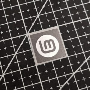 5 x svarta och silverfärgade Linux Mint v1-klistermärken till datorhöljet