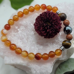 Vitaliteit en energie. Bescherming van gewrichten en botten. Armband van carneool, tijgeroog en hematiet. Natuurstenen.