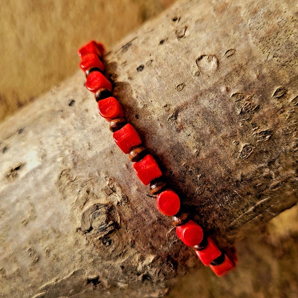 Bracelet en perles couleur corail et bois. Cadeau homme femme