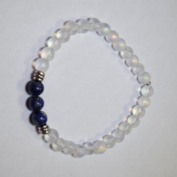 Bracelet en pierres naturelles de lapis lazuli et perles de verre façon pierre de lune givrées. Bijou homme ou femme