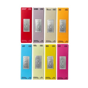 K&ouml;nnte beinhalten: Acht rechteckige Parf&uuml;mschachteln in Rot, Lavendel, Beige, Orange, Blau, Hellgr&uuml;n, Gelb und Pink. Jede Schachtel zeigt ein silbernes, gepr&auml;gtes Blumenemblem, den Text Lucky Cloud und spezifische Duftnamen wie Fortuna's Darling.