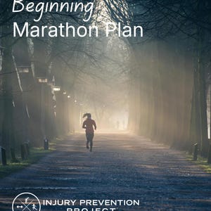 Puede incluir: Una persona con una camiseta naranja y mallas negras corre por un camino bordeado de árboles. La imagen incluye el texto "Beginning Marathon Plan" y "Injury Prevention Project" con un logotipo circular.