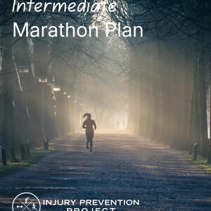 Może przedstawiać: Osoba w pomarańczowej koszulce biegnie ścieżką otoczoną drzewami. Obraz zawiera biały tekst "Intermediate Marathon Plan" i "Injury Prevention Project". Mglista atmosfera.