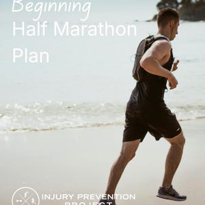 Puede incluir: Una persona corriendo en una playa, con pantalones cortos deportivos negros, una camiseta negra y zapatillas grises. El texto "Beginning Half Marathon Plan" está en la parte superior y "INJURY PREVENTION PROJECT" en la inferior.