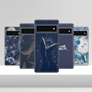 Puede incluir: Cinco fundas para teléfono diferentes con un fondo azul y una variedad de diseños de vida marina. Los diseños incluyen una ballena, una manta raya y una variedad de corales y vida marina. Una funda tiene el texto "As free as the ocean".