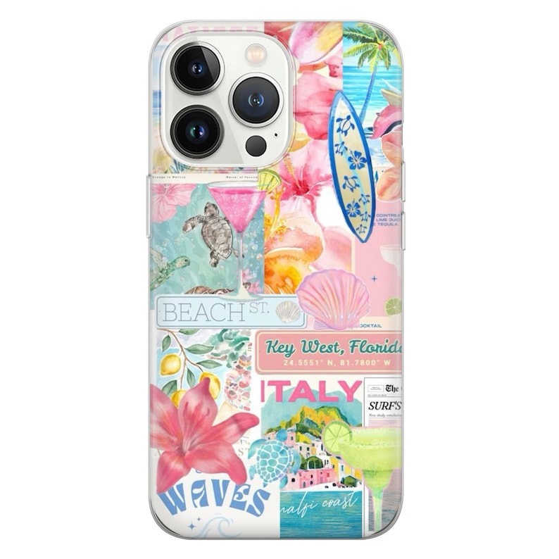 Puede incluir: Una funda de tel&eacute;fono colorida con un collage de im&aacute;genes, que incluyen una tabla de surf, una concha, un c&oacute;ctel, una tortuga, una flor y una ciudad. El texto "Beach St." y "Key West, Florida 24.5551 N, 81.7800 W" es visible en la funda.