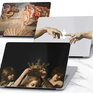 Könnte beinhalten: Drei Laptop-Skins mit berühmten Renaissance-Gemälden. Der erste Skin zeigt ein Gemälde der Geburt der Venus, der zweite Skin zeigt ein Gemälde der Erschaffung Adams und der dritte Skin zeigt ein Gemälde einer Krönung.