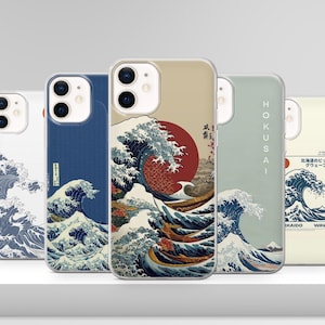 Puede incluir: Una colección de fundas para teléfonos con la icónica obra de arte japonesa "La Gran Ola de Kanagawa". Las fundas muestran la obra de arte en varios esquemas de color, incluyendo azul, beige y blanco. Las fundas están diseñadas para un smartphone.