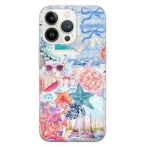 Puede incluir: Una funda de tel&eacute;fono colorida con un dise&ntilde;o de acuarela que presenta una tortuga marina, conchas marinas, coral, veleros y una flor de hibisco. La funda es transparente y tiene un fondo blanco.