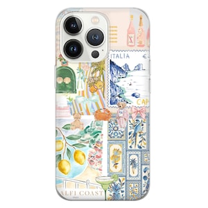 Puede incluir: Una funda de tel&eacute;fono colorida con un collage de im&aacute;genes, incluyendo limones, un osito de peluche, un cangrejo, un loro y una ciudad. La funda tambi&eacute;n incluye el texto "ALFI COAST ITALY".