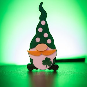 St. Patrick&#39;s Day Gnom, Bar Dekor, 17.März, Geschenk grüner Gnom, 3D Druck, irischer Gnom-Schnurrbart, Gnom mit Klee, Geschenk zum St. Patricks Day