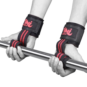 Op de afbeelding: Een paar zwarte polsbandjes met rode strepen en het woord "Fit" in rood. De bandjes zijn ontworpen om te helpen bij het tillen van gewichten.