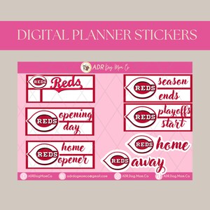 Puede incluir: Pegatinas digitales para planificador con el logotipo y texto del equipo de béisbol Cincinnati Reds. Las pegatinas incluyen frases como "Reds", "Opening Day", "Home Opener", "Season Ends", "Playoffs Start", "Home" y "Away". El diseño es rojo y blanco sobre fondo rosa.