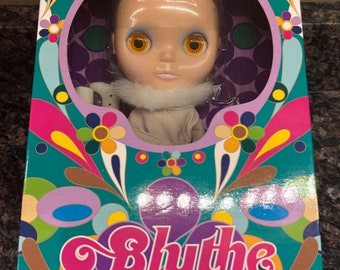 Neo Blythe Hollywood Doll.      All accessories and doll sealed. NIB