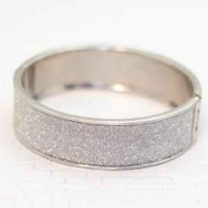 7 inch, Vintage Glittery Silver Tone Elegant Hinge Bangle - V28