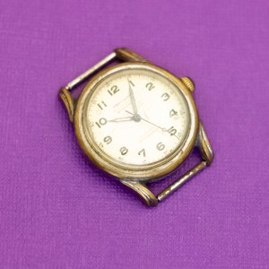 Vintage Gold Tone Simple Classic Gold Tone Watch - V24