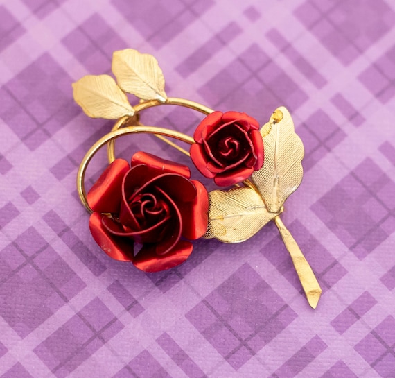 Vintage Twin Red Roses Gold Tone Brooch - V20 - image 1